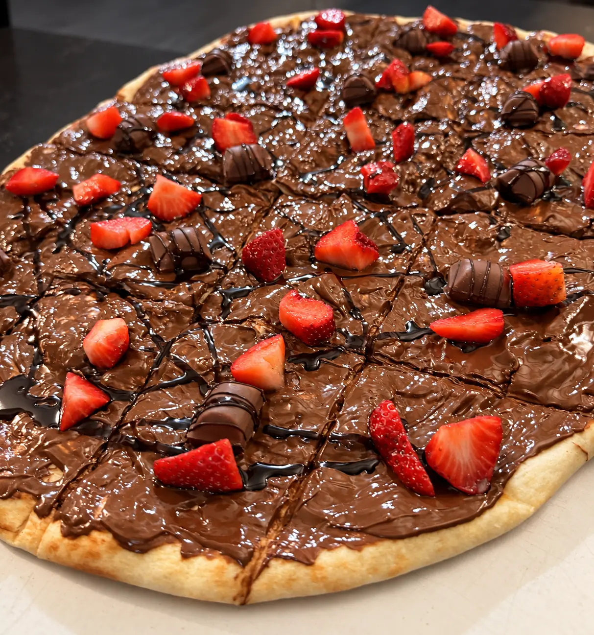 Pizza dolce al cioccolato e fragole