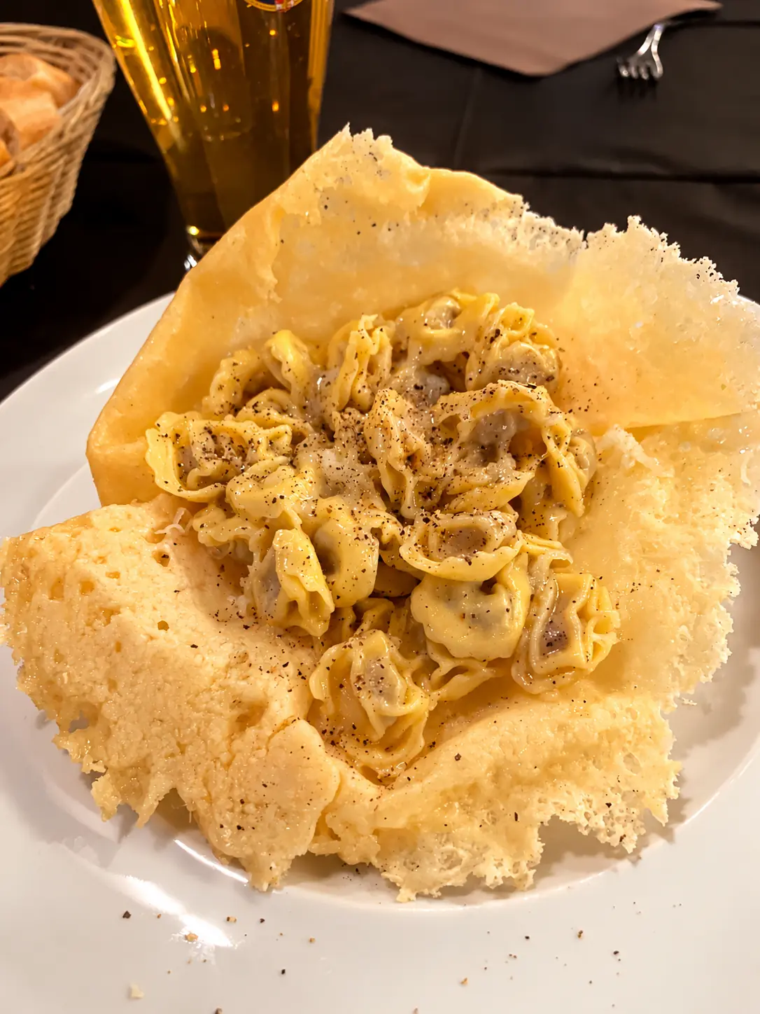 Tortellini in cestino di parmigiano